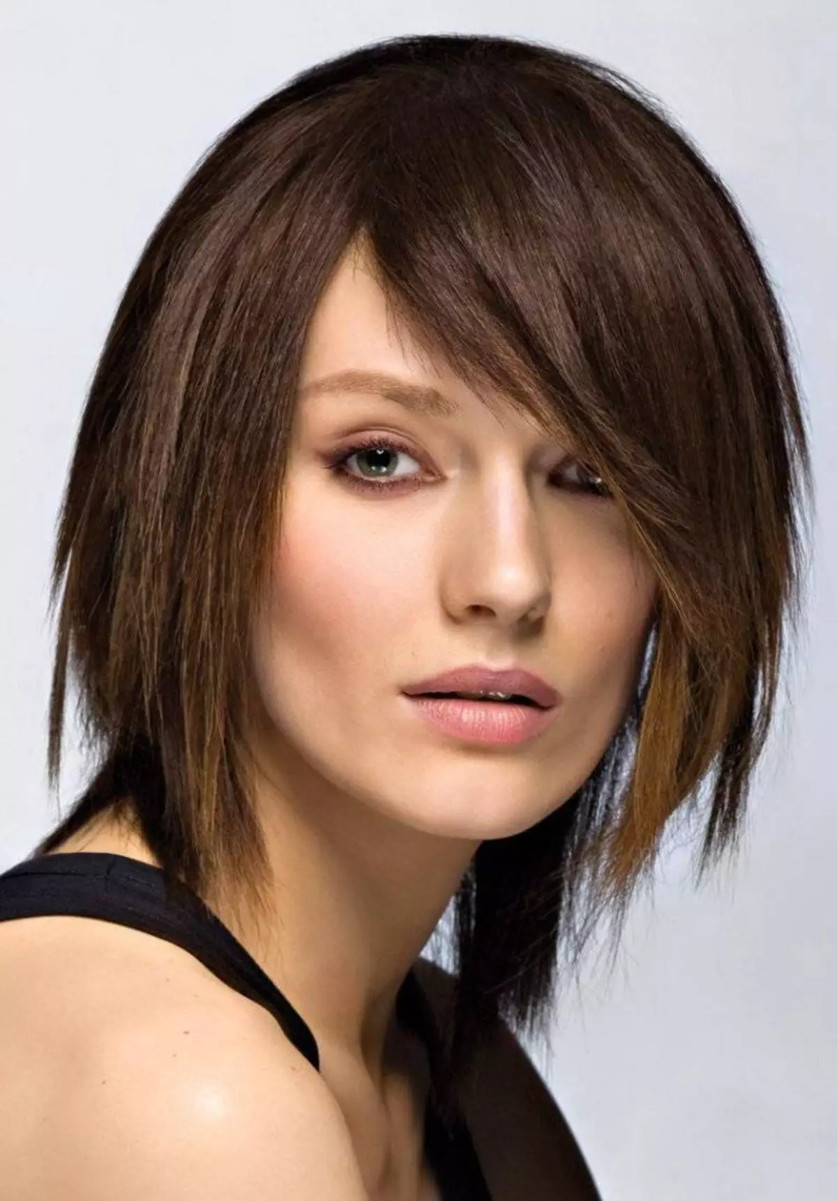 केसकट (3 फोटो): महिलांचे केस शस्त्रक्रिया किंवा एका बाजूला एक धक्का, मुलींसाठी केसांचे मॉडेल आणि मानक केसांचे केस 5699_3