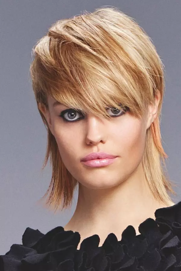 Potongan rambut (39 foto): potongan rambut wanita kanthi operasi utawa bang ing sisih siji, model lan potongan rambut sing ora duwe rambut kanggo bocah wadon 5699_31