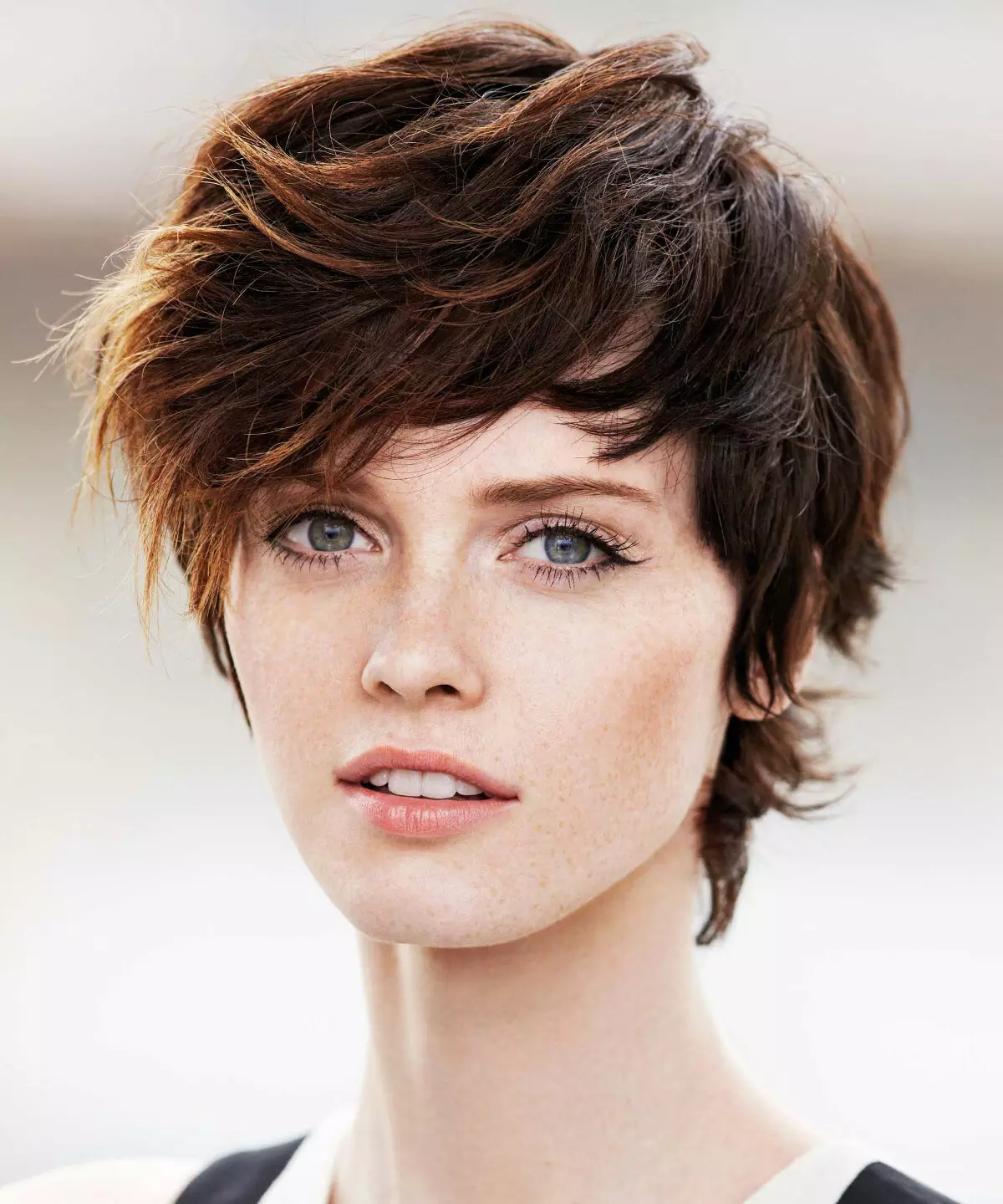 Haircut (39 bilder): kvinners hårklipp med en operasjon eller et bang på den ene siden, modell og ikke-standard hårklipp av hår til jenter 5699_34