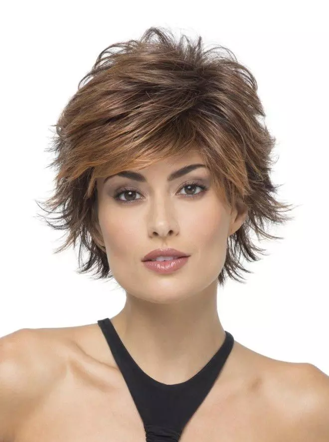 केसकट (3 फोटो): महिलांचे केस शस्त्रक्रिया किंवा एका बाजूला एक धक्का, मुलींसाठी केसांचे मॉडेल आणि मानक केसांचे केस 5699_35