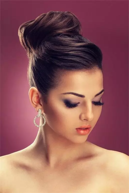 Bundle për flokë të gjatë (58 foto): Si të shpejt të bëjë një hairstyle? Mundësi të bukura për styling të thjeshtë të flokëve në një rreze 5704_12