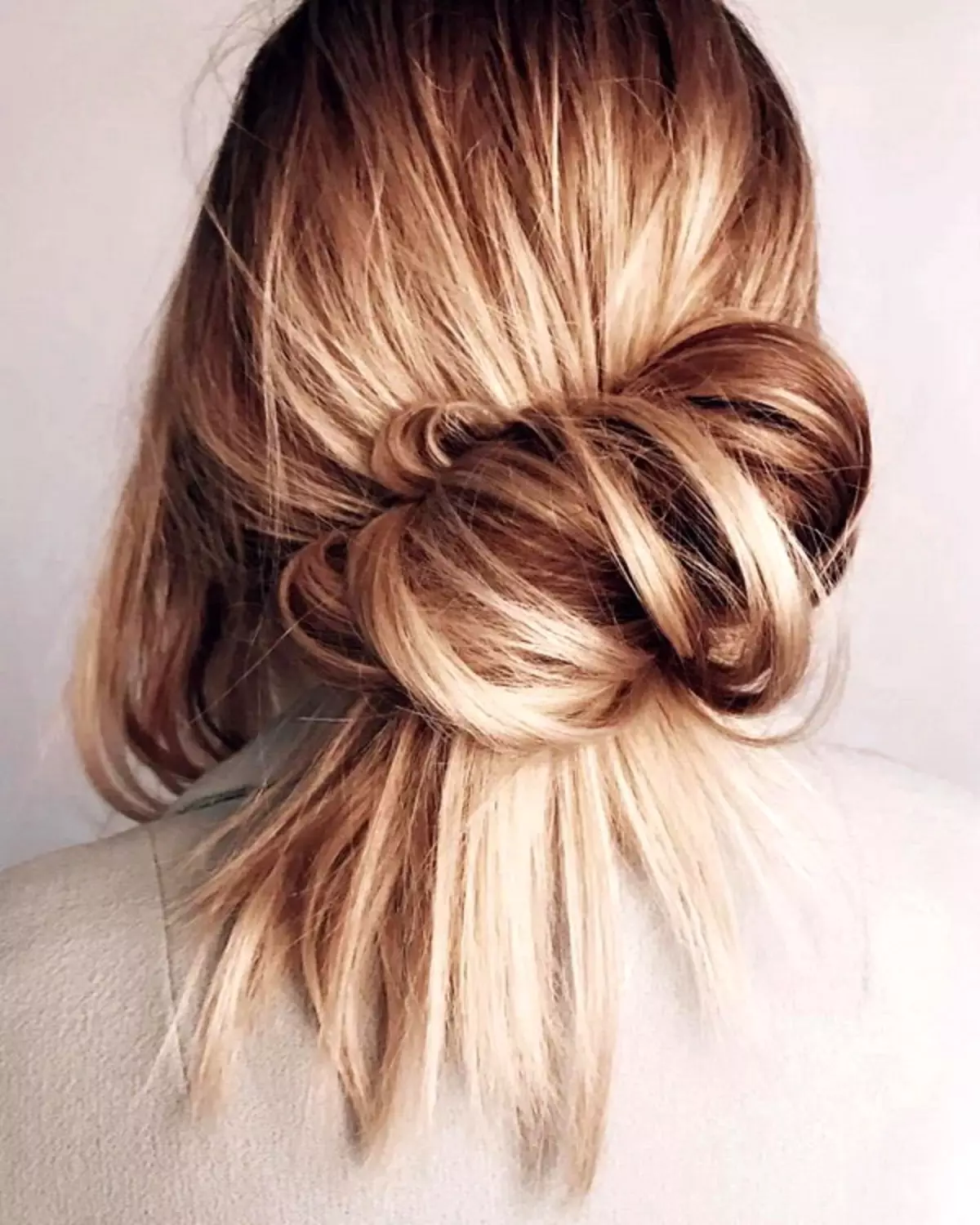 Bundle për flokë të gjatë (58 foto): Si të shpejt të bëjë një hairstyle? Mundësi të bukura për styling të thjeshtë të flokëve në një rreze 5704_20