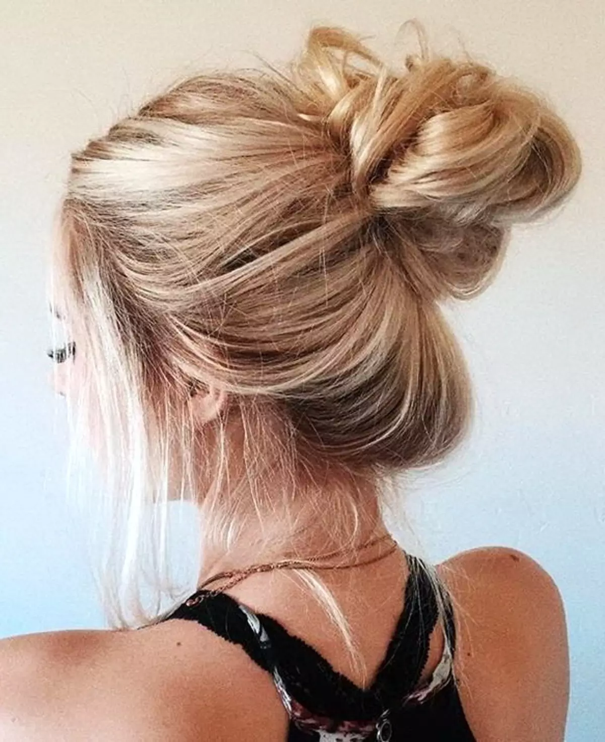 Bundle për flokë të gjatë (58 foto): Si të shpejt të bëjë një hairstyle? Mundësi të bukura për styling të thjeshtë të flokëve në një rreze 5704_22