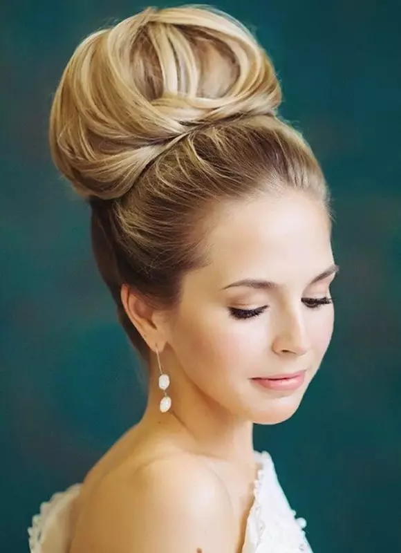 Bundle për flokë të gjatë (58 foto): Si të shpejt të bëjë një hairstyle? Mundësi të bukura për styling të thjeshtë të flokëve në një rreze 5704_23