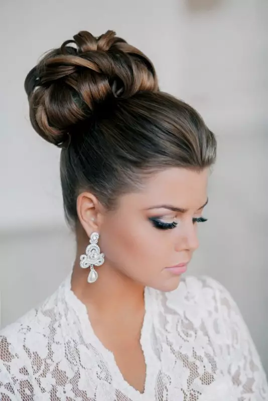 Bundle për flokë të gjatë (58 foto): Si të shpejt të bëjë një hairstyle? Mundësi të bukura për styling të thjeshtë të flokëve në një rreze 5704_24