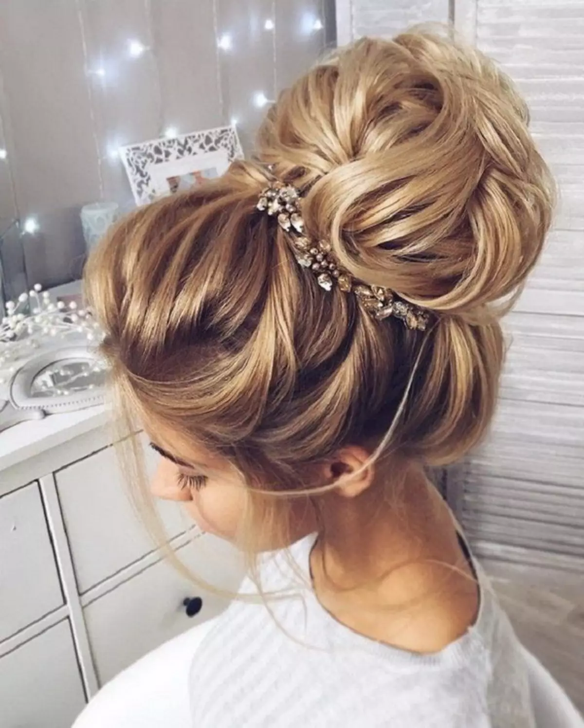 Bundle për flokë të gjatë (58 foto): Si të shpejt të bëjë një hairstyle? Mundësi të bukura për styling të thjeshtë të flokëve në një rreze 5704_26