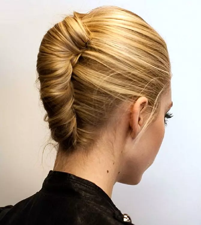 Bundle për flokë të gjatë (58 foto): Si të shpejt të bëjë një hairstyle? Mundësi të bukura për styling të thjeshtë të flokëve në një rreze 5704_29