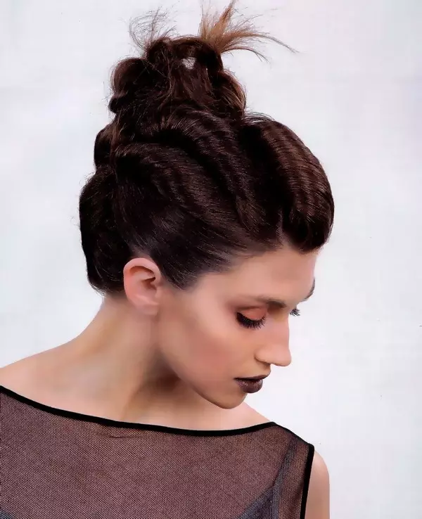 Bundle për flokë të gjatë (58 foto): Si të shpejt të bëjë një hairstyle? Mundësi të bukura për styling të thjeshtë të flokëve në një rreze 5704_33