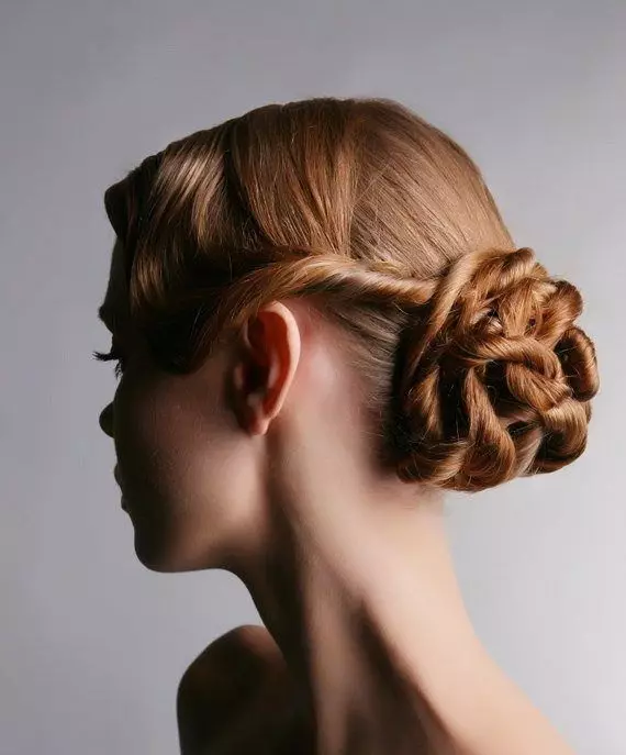 Bundle për flokë të gjatë (58 foto): Si të shpejt të bëjë një hairstyle? Mundësi të bukura për styling të thjeshtë të flokëve në një rreze 5704_34