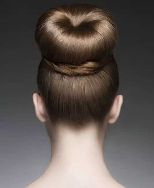 Bundle pentru păr lung (58 fotografii): Cum să faci rapid o coafură? Opțiuni frumoase pentru stilul simplu de păr într-un fascicul 5704_48