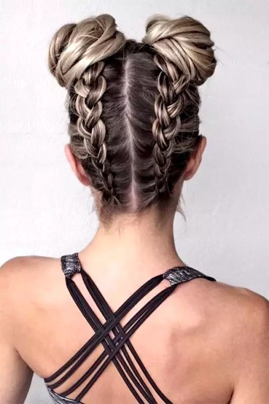 Bundle për flokë të gjatë (58 foto): Si të shpejt të bëjë një hairstyle? Mundësi të bukura për styling të thjeshtë të flokëve në një rreze 5704_54