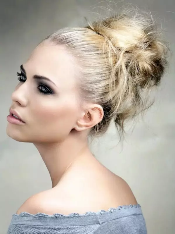 Bundle për flokë të gjatë (58 foto): Si të shpejt të bëjë një hairstyle? Mundësi të bukura për styling të thjeshtë të flokëve në një rreze 5704_8