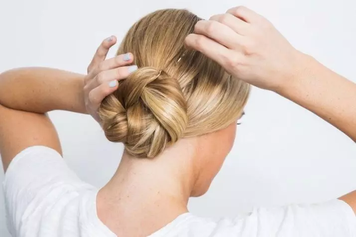 Bundle për flokë të gjatë (58 foto): Si të shpejt të bëjë një hairstyle? Mundësi të bukura për styling të thjeshtë të flokëve në një rreze 5704_9