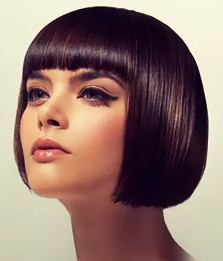 Classic Haircut (34 kuvaa): Tyypit naisten hiustenleikkaukset klassisessa tyylissä, malli englanninkieliset naisille 5705_14