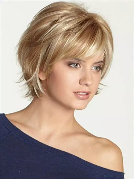 Haircuts që janë të lehta për të hedhur shtëpi (28 foto): thjeshtë në hedhjen e haircuts për flokë të shkurtër ose të gjatë 5707_7