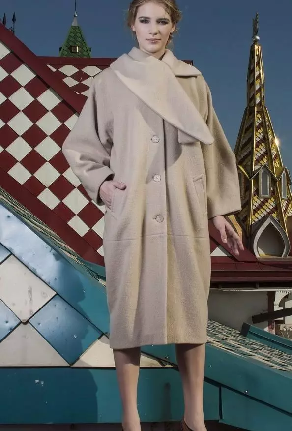 Coat-robe (59 φωτογραφίες): με μια ζώνη, με αυτό που φοράει ένα στρώμα ενός γαλακτικού τύπου, με κουκούλα, παλτό ως μπουρνούζι 2021, με το οποίο φορούν παπούτσι, σύντομα 570_10