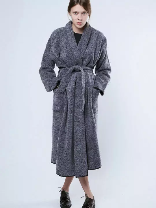 Coat-robe (59 φωτογραφίες): με μια ζώνη, με αυτό που φοράει ένα στρώμα ενός γαλακτικού τύπου, με κουκούλα, παλτό ως μπουρνούζι 2021, με το οποίο φορούν παπούτσι, σύντομα 570_12