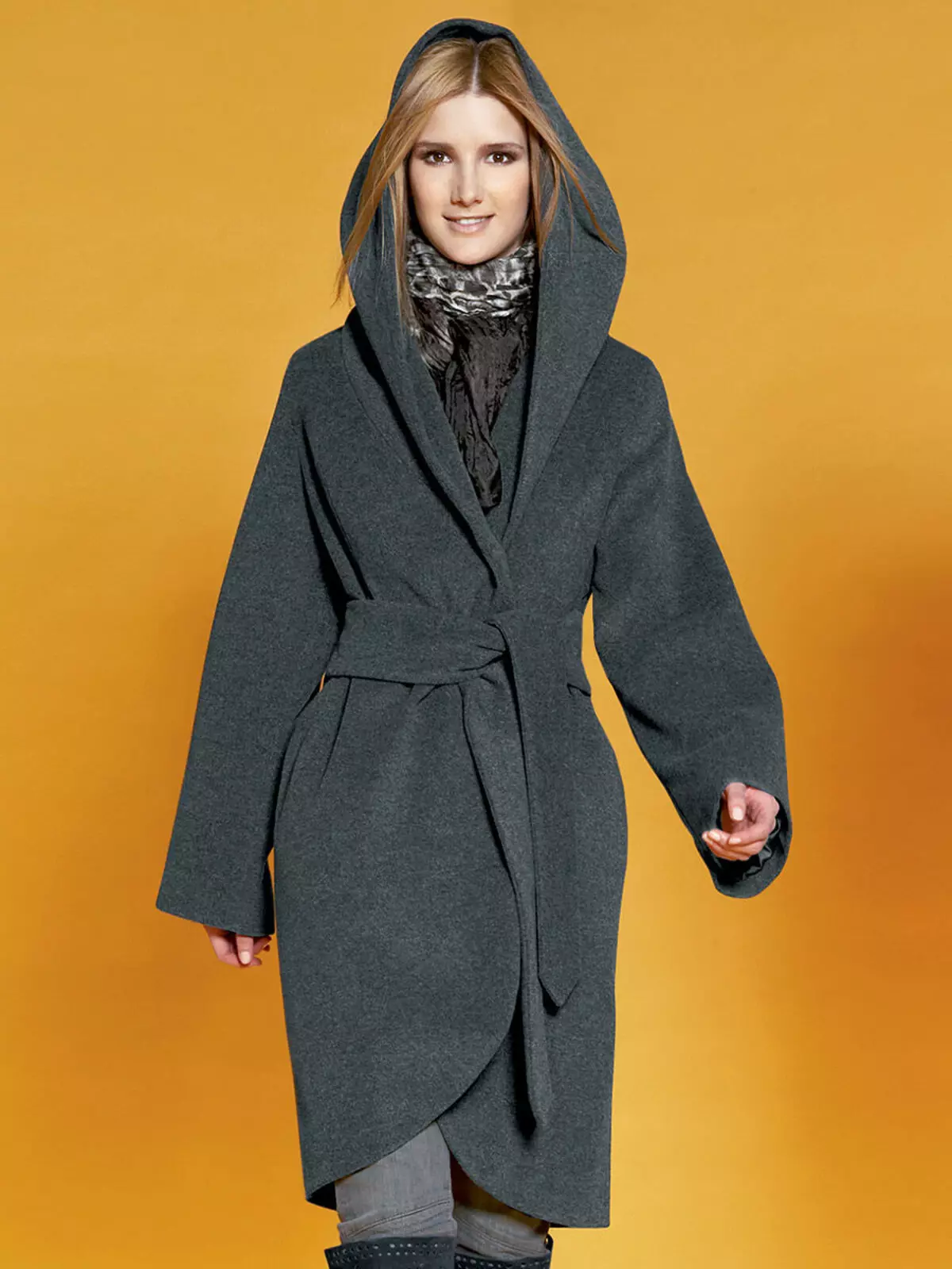 Coat-robe (59 φωτογραφίες): με μια ζώνη, με αυτό που φοράει ένα στρώμα ενός γαλακτικού τύπου, με κουκούλα, παλτό ως μπουρνούζι 2021, με το οποίο φορούν παπούτσι, σύντομα 570_19