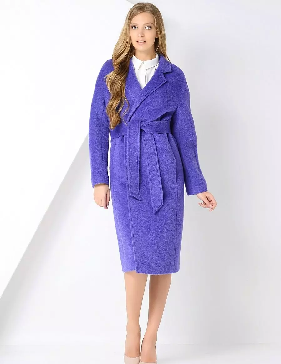Coat-robe (59 φωτογραφίες): με μια ζώνη, με αυτό που φοράει ένα στρώμα ενός γαλακτικού τύπου, με κουκούλα, παλτό ως μπουρνούζι 2021, με το οποίο φορούν παπούτσι, σύντομα 570_21