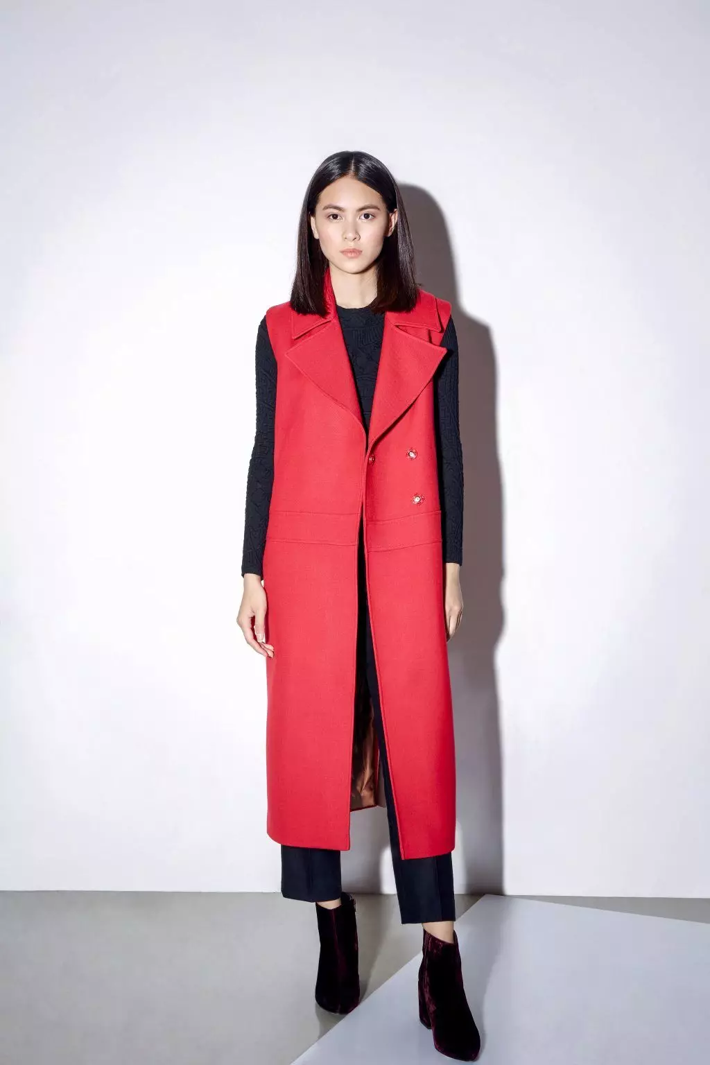Coat-robe (59 φωτογραφίες): με μια ζώνη, με αυτό που φοράει ένα στρώμα ενός γαλακτικού τύπου, με κουκούλα, παλτό ως μπουρνούζι 2021, με το οποίο φορούν παπούτσι, σύντομα 570_23