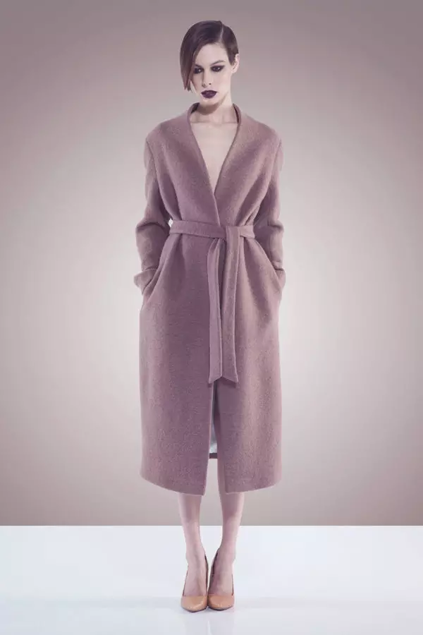 Coat-robe (59 φωτογραφίες): με μια ζώνη, με αυτό που φοράει ένα στρώμα ενός γαλακτικού τύπου, με κουκούλα, παλτό ως μπουρνούζι 2021, με το οποίο φορούν παπούτσι, σύντομα 570_33