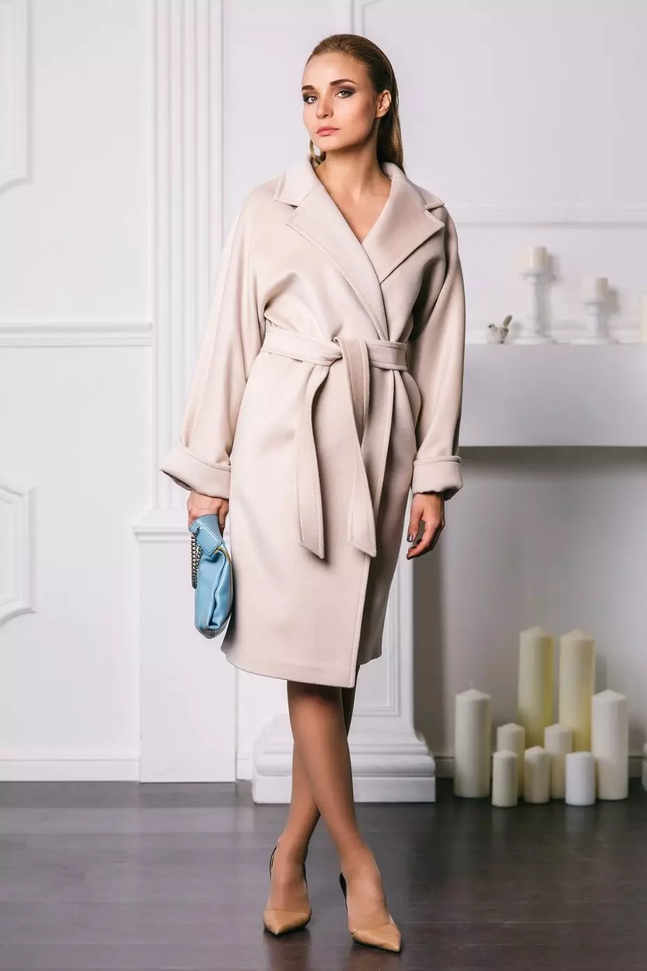 Coat-robe (59 φωτογραφίες): με μια ζώνη, με αυτό που φοράει ένα στρώμα ενός γαλακτικού τύπου, με κουκούλα, παλτό ως μπουρνούζι 2021, με το οποίο φορούν παπούτσι, σύντομα 570_34