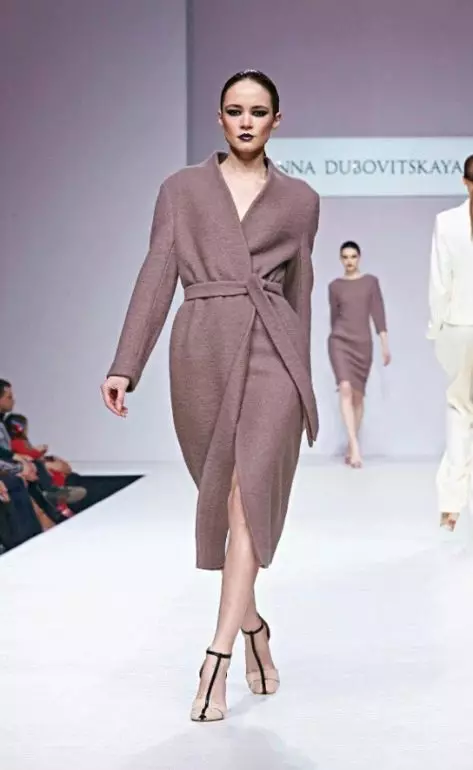 Coat-robe (59 φωτογραφίες): με μια ζώνη, με αυτό που φοράει ένα στρώμα ενός γαλακτικού τύπου, με κουκούλα, παλτό ως μπουρνούζι 2021, με το οποίο φορούν παπούτσι, σύντομα 570_36