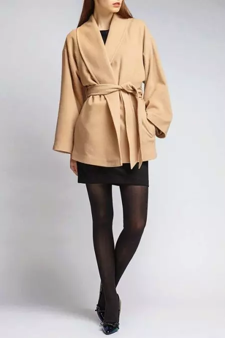 Coat-robe (59 φωτογραφίες): με μια ζώνη, με αυτό που φοράει ένα στρώμα ενός γαλακτικού τύπου, με κουκούλα, παλτό ως μπουρνούζι 2021, με το οποίο φορούν παπούτσι, σύντομα 570_42