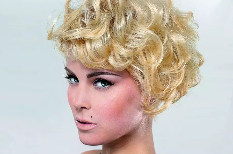 Фризури на косата со хемија (45 фотографии): Женски фризури за средна и кратка коса со хемиски пресврт. Каква инсталација може да се направи? 5710_41