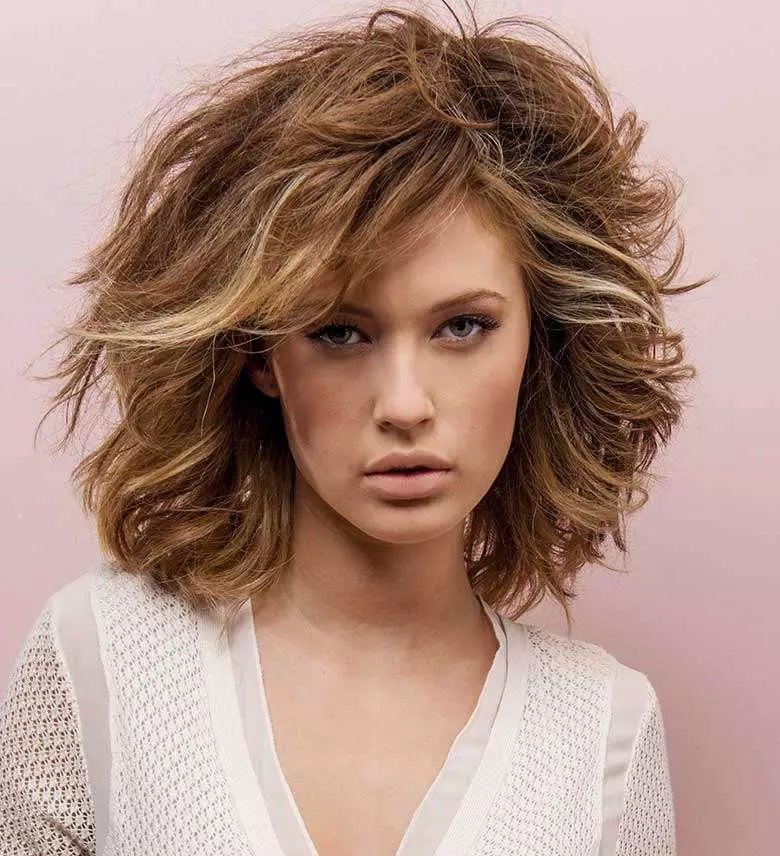 Frizura na srednjoj kosi, davanje glasnoće (61 fotografije): Ženske frizure s volumetričnom bojom na kosi srednje dužine 2021, frizura, daje dvostruku zapreminu 5717_11