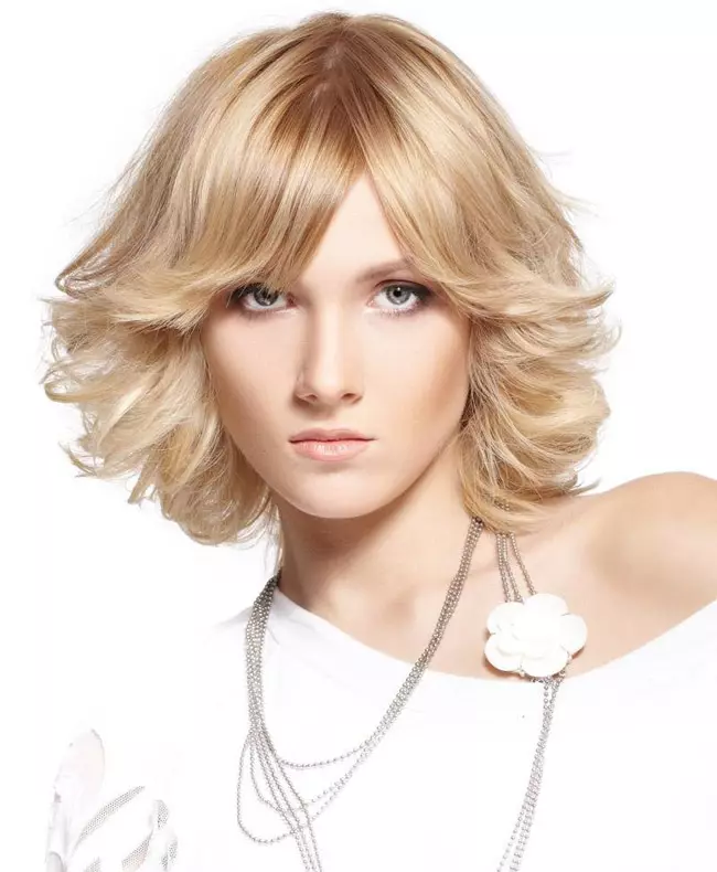 Фризура на средњој коси, давање запремине (61 фотографија): Женске фризуре са волуметријском бојом на коси средње дужине 2021, фризура, дајући двоструку количину 5717_12