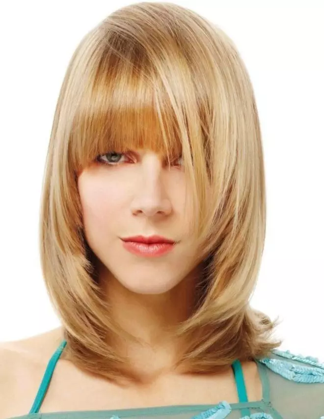 中等頭髮的髮型，給予體積（61張照片）：女性的理髮與中長長度2021，理髮的頭髮上的體積塗料，給予雙重 5717_17