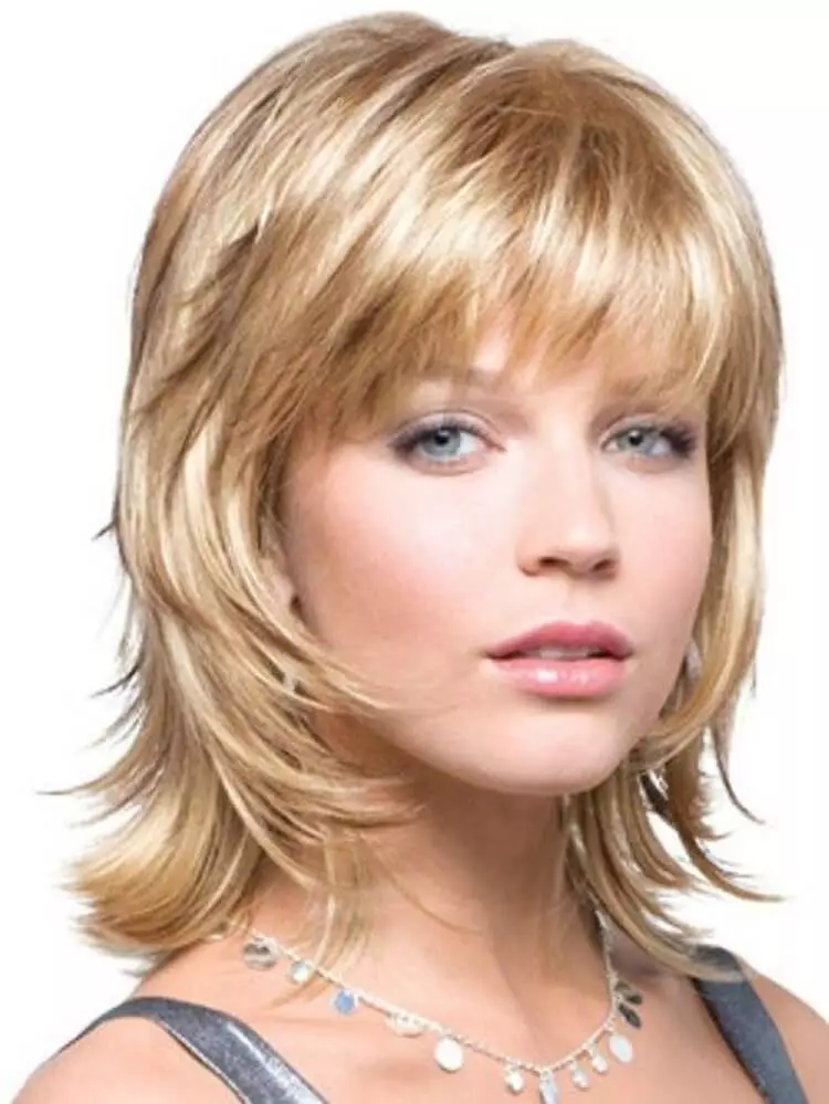 Фризура на средњој коси, давање запремине (61 фотографија): Женске фризуре са волуметријском бојом на коси средње дужине 2021, фризура, дајући двоструку количину 5717_23
