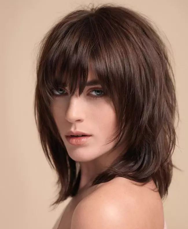Фризура на средњој коси, давање запремине (61 фотографија): Женске фризуре са волуметријском бојом на коси средње дужине 2021, фризура, дајући двоструку количину 5717_24