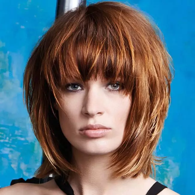 Фризура на средњој коси, давање запремине (61 фотографија): Женске фризуре са волуметријском бојом на коси средње дужине 2021, фризура, дајући двоструку количину 5717_3