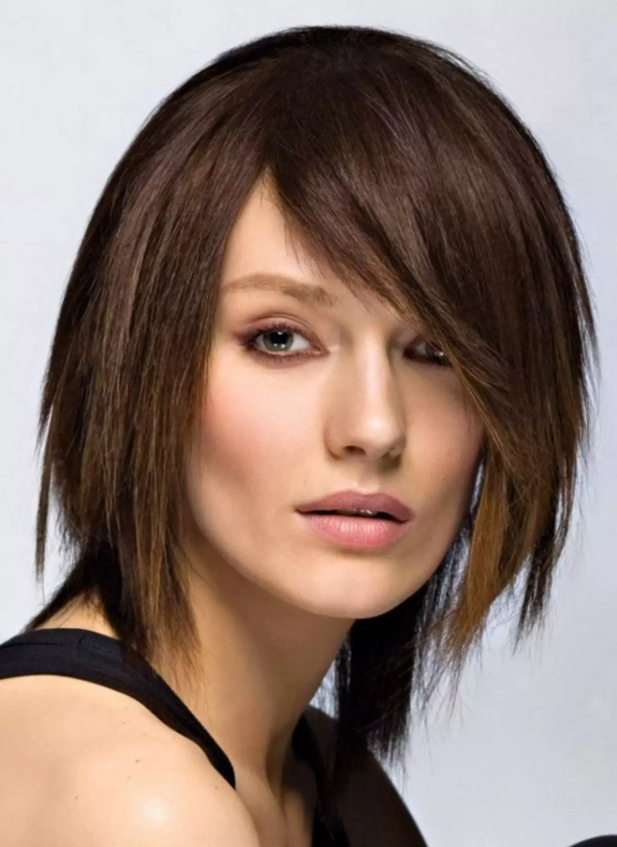中等頭髮的髮型，給予體積（61張照片）：女性的理髮與中長長度2021，理髮的頭髮上的體積塗料，給予雙重 5717_32