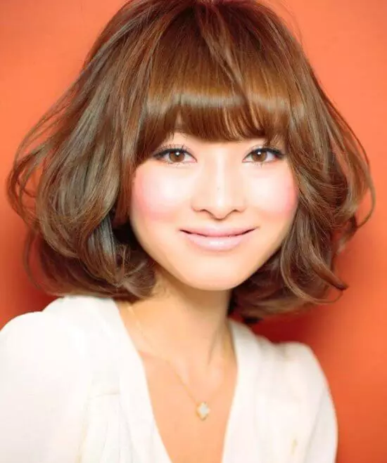 Frizura na srednjoj kosi, davanje glasnoće (61 fotografije): Ženske frizure s volumetričnom bojom na kosi srednje dužine 2021, frizura, daje dvostruku zapreminu 5717_40