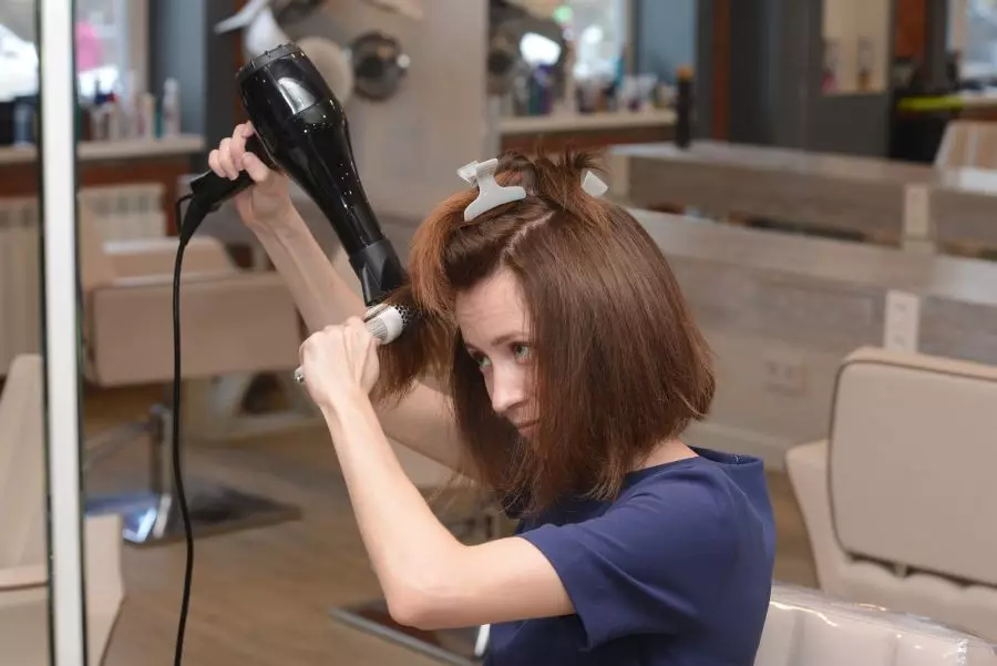 Frizura na srednjoj kosi, davanje glasnoće (61 fotografije): Ženske frizure s volumetričnom bojom na kosi srednje dužine 2021, frizura, daje dvostruku zapreminu 5717_41