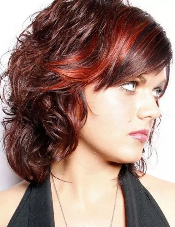 Фризура на средњој коси, давање запремине (61 фотографија): Женске фризуре са волуметријском бојом на коси средње дужине 2021, фризура, дајући двоструку количину 5717_57