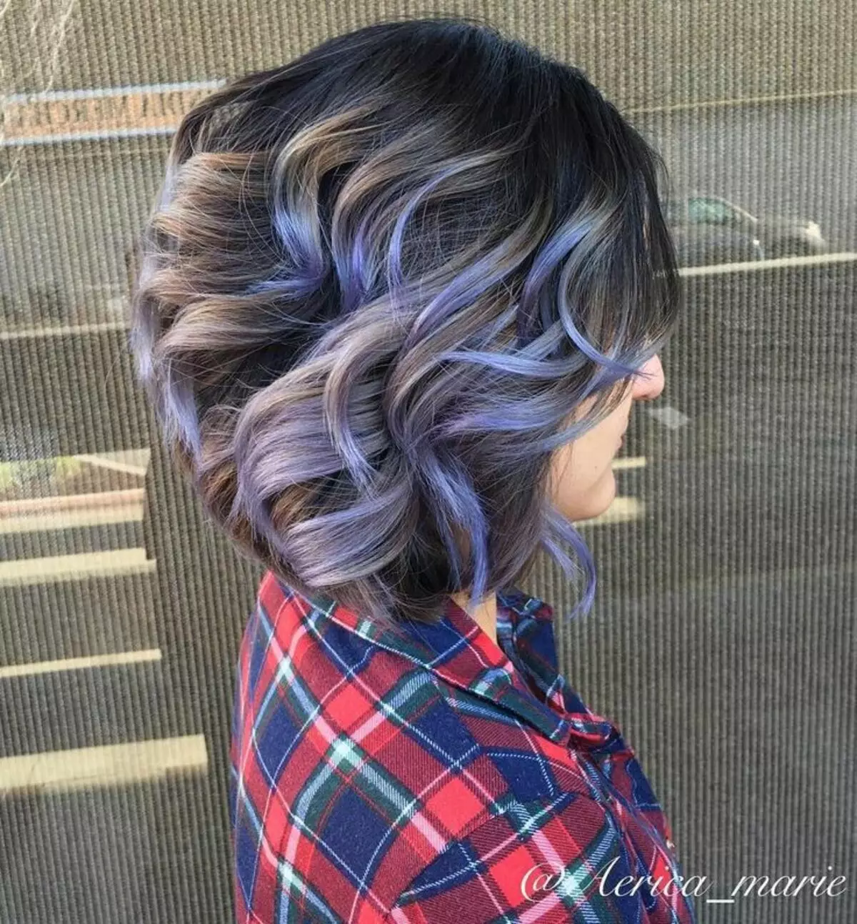 Фризура на средњој коси, давање запремине (61 фотографија): Женске фризуре са волуметријском бојом на коси средње дужине 2021, фризура, дајући двоструку количину 5717_58