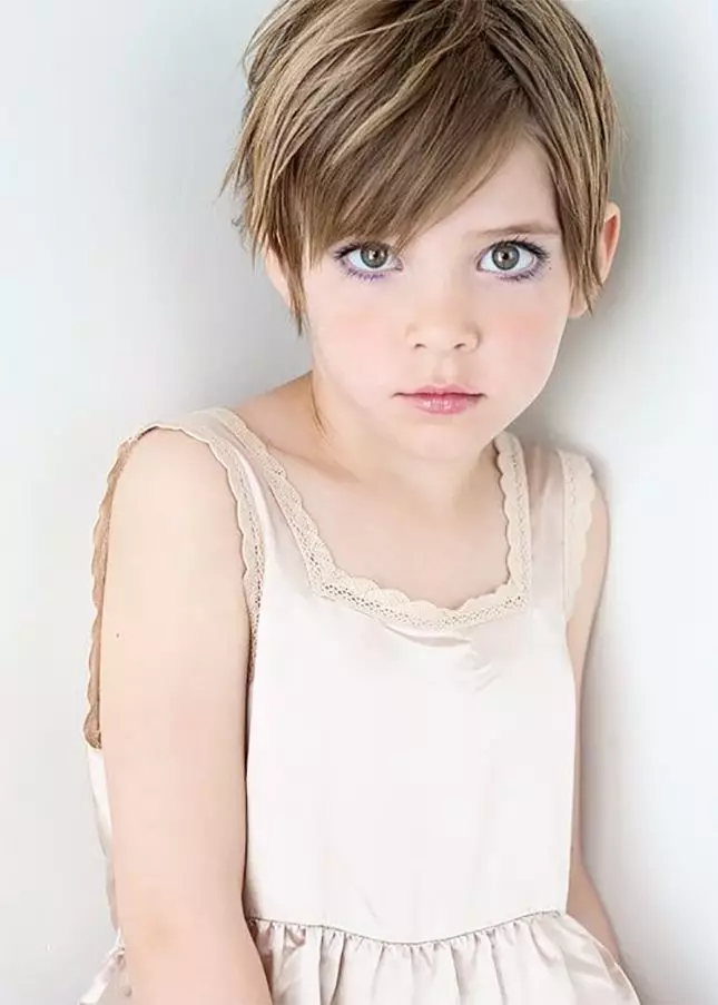 ベビーヘアカット（45枚の写真）：子供のためのファッショナブルな短くて長い散髪2021.プローボを持つスタイリッシュなモデルのヘアスタイル 5721_11