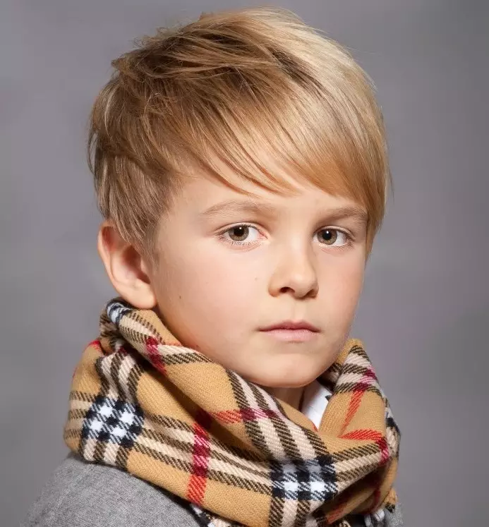 ベビーヘアカット（45枚の写真）：子供のためのファッショナブルな短くて長い散髪2021.プローボを持つスタイリッシュなモデルのヘアスタイル 5721_3