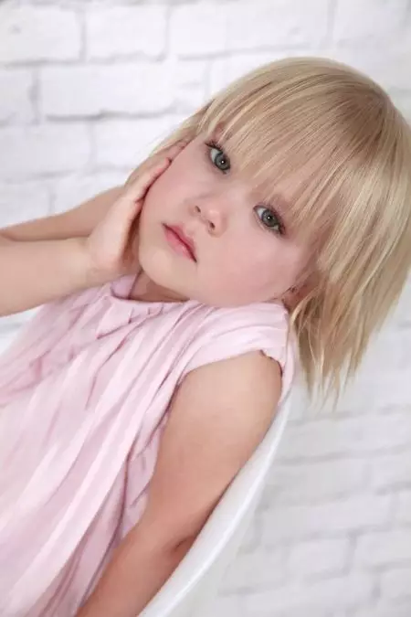 Cortes de cabelo de bebê (45 fotos): cortinas curtas e longas elegantes para crianças 2021. Penteados modelo elegantes com uma prova 5721_36