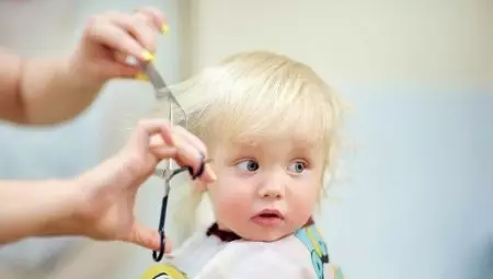 ベビーヘアカット（45枚の写真）：子供のためのファッショナブルな短くて長い散髪2021.プローボを持つスタイリッシュなモデルのヘアスタイル 5721_45