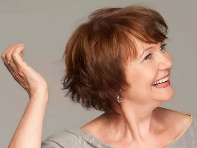 Tagli di capelli per le donne dopo 55 anni con nomi (35 foto): tagli di capelli da donna per donne di 55 anni con capelli grigi. Quale taglio di capelli è adatto per le donne con una faccia rotonda? 5724_10