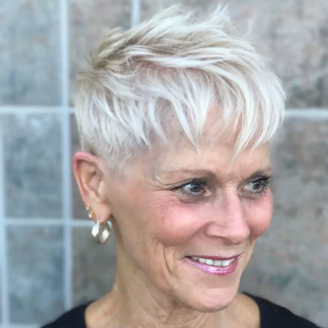 Haarschnitte für Frauen nach 55 Jahren mit Namen (35 Fotos): Frauenhaare für 55-jährige Frauen mit grauem Haar. Welcher Haarschnitt ist für Frauen mit einem runden Gesicht geeignet? 5724_27
