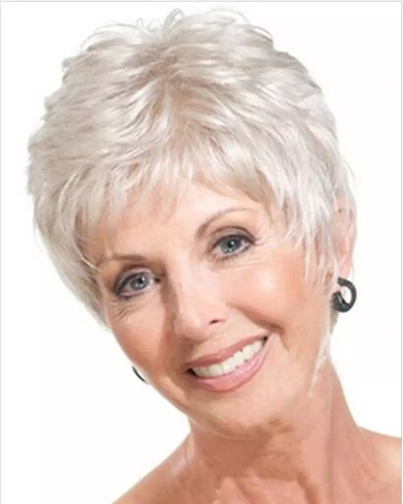 Účesy pro ženy po 55 letech s názvy (35 fotografií): Dámské účesy pro 55leté ženy s šedými vlasy. Jaký účes je vhodný pro ženy s kulatou tváří? 5724_28