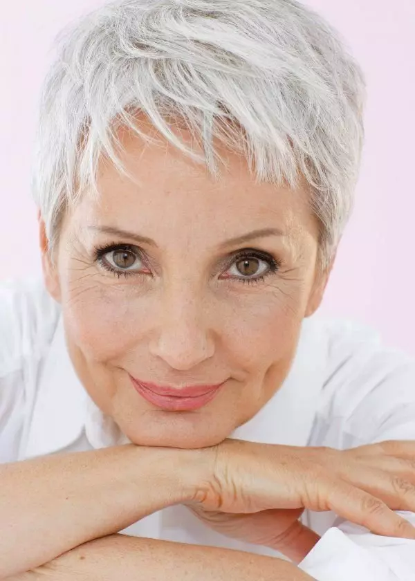 Účesy pro ženy po 55 letech s názvy (35 fotografií): Dámské účesy pro 55leté ženy s šedými vlasy. Jaký účes je vhodný pro ženy s kulatou tváří? 5724_29