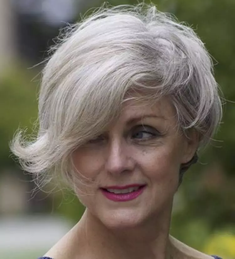 Potongan rambut untuk wanita Selepas 55 tahun dengan nama (35 gambar): Potongan rambut wanita untuk wanita berusia 55 tahun dengan rambut kelabu. Haircut apa yang sesuai untuk wanita dengan wajah bulat? 5724_6