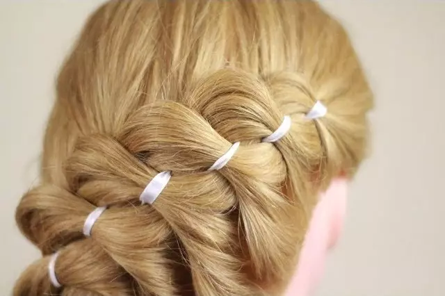 Hairstyles paksuihin hiuksiin (32 valokuvaa): naaraspuoliset kampaukset tytöille, joilla on lyhyet, pitkät hiukset ja keskipitkän kiharat. Kuinka laittaa ne oikein? 5725_16